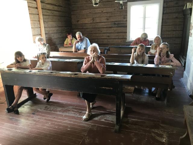 Skolai Druvienā 195 salidojuma dalībnieki Vecās skolas Mazajā klasē 